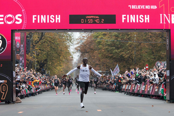 Pelari Kenya Eliud Kipchoge melakukan selebrasi usai menyentuh garis finis dalam upayanya memecahkan rekor menuntaskan lari maraton dalam waktu di bawah dua jam, dalam ajang INEOS 159 Challenge di Wina, Austria, Sabtu, 12 Oktober.