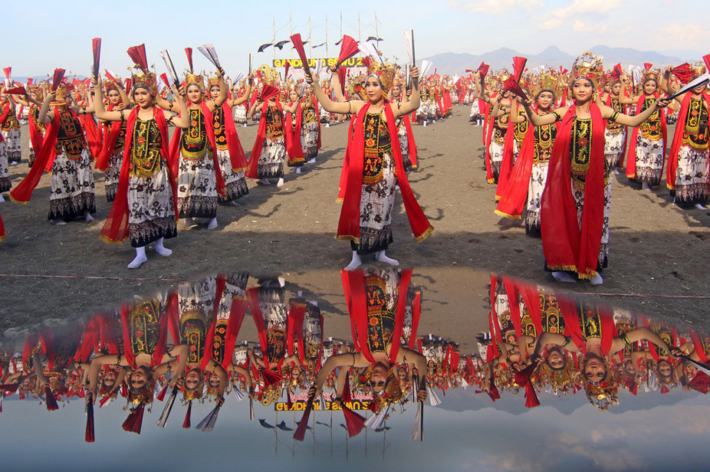 Aksi kolosal 1.300 penari gandrung dengan tema 'Panji-Panji Sunangkoro' itu dibalut dalam sendratari berkisah tentang perjuangan heroik rakyat Blambangan melawan kolonialisme Belanda.