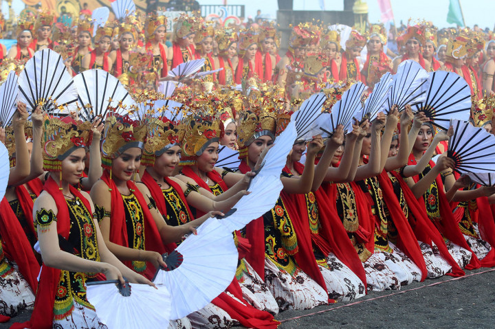 Festival Gandrung Sewu ini digelar rutip tiap tahun sejak delapan tahun terakhir. Menari di atas pasir pantai yang tak jauh dari kota, koreografi Festival Gandrung Sewu selalu menjadi atraksi yang ditunggu para wisatawan. Tari Gandrung sendiri adalah tari khas Banyuwangi yang telah ditetapkan sebagai Warisan Budaya Tak Benda Indonesia.