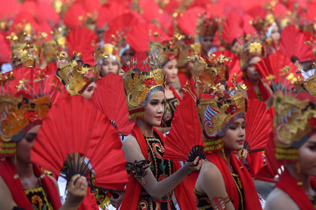 Pergelaran seni ini dibuka dengan munculnya ribuan penari Gandrung dengan senyum yang khas dari bibir pantai. Gending tradisional yang rancak mengiringi gerak penari Gandrung yang berselendang merah menyala. Berbagai formasi tarian ditampilkan dalam langgam yang indah. Hentakan kipas yang bergoyang mengikuti irama gending bersambut gemuruh tepuk tangan ribuan penonton.