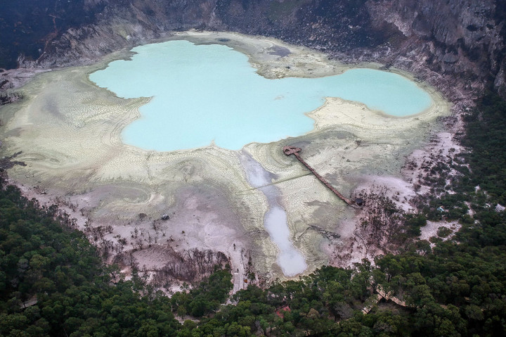Foto udara Wisata Alam Kawah Putih yang berada di Pegunungan Patuha, Ciwidey, Kabupaten Bandung, Jawa Barat, Sabtu, 12 Oktober 2019.
