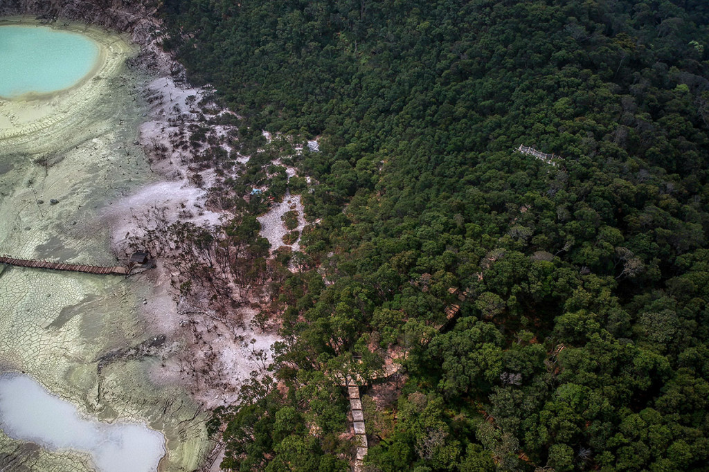 Pascakebakaran hutan yang terjadi sejak Selasa, 8 Oktober 2019 hingga Jumat, 11 Oktober 2019, Objek Wisata Alam Kawah Putih di Ciwidey, Kabupaten Bandung, kembali dibuka pada Minggu, 13 Oktober 2019.