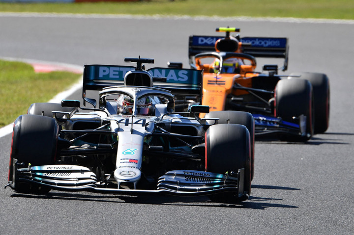 Ini merupakan kelima kalinya dalam sejarah Formula Satu bahwa kualifikasi berlangsung pada hari Minggu, dan yang ketiga di Suzuka setelah pada 2004 dan 2010 juga terganggu oleh cuaca buruk. Balapan GP Jepang akan langsung digelar siang nanti pukul 12:10 WIB. 