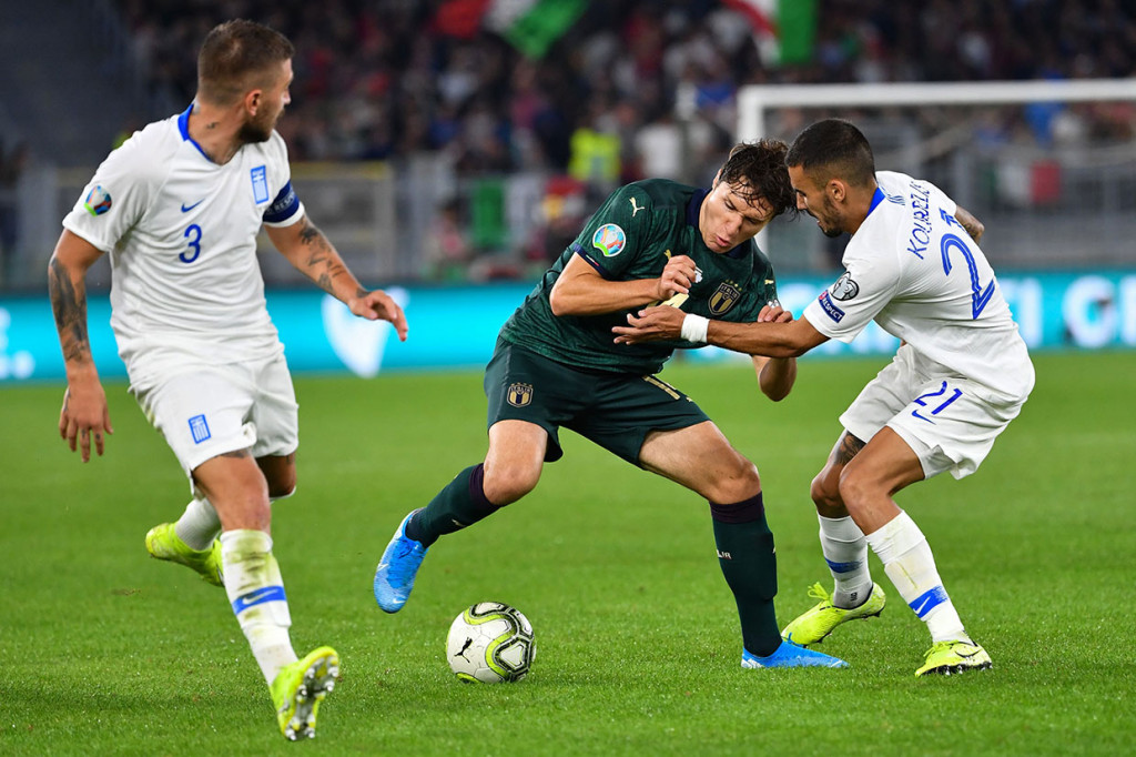 Meski mendominasi penguasaan bola, Timnas Italia kesulitan menembus gawang Yunani di awal laga. Ketatnya pertahanan lawan mampu mematahkan serangan-serangan yang dibangun anak asuhan Roberto Mancini.
