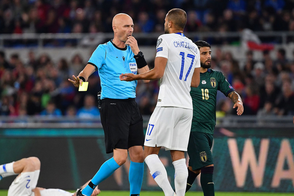 Pemain belakang Yunani Panteleimon Chatzidiakos mendapat kartu kuning karena melakukan pelanggaran terhadap pemain lawan.