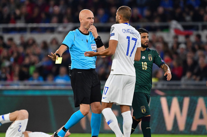 Pemain belakang Yunani Panteleimon Chatzidiakos mendapat kartu kuning karena melakukan pelanggaran terhadap pemain lawan.