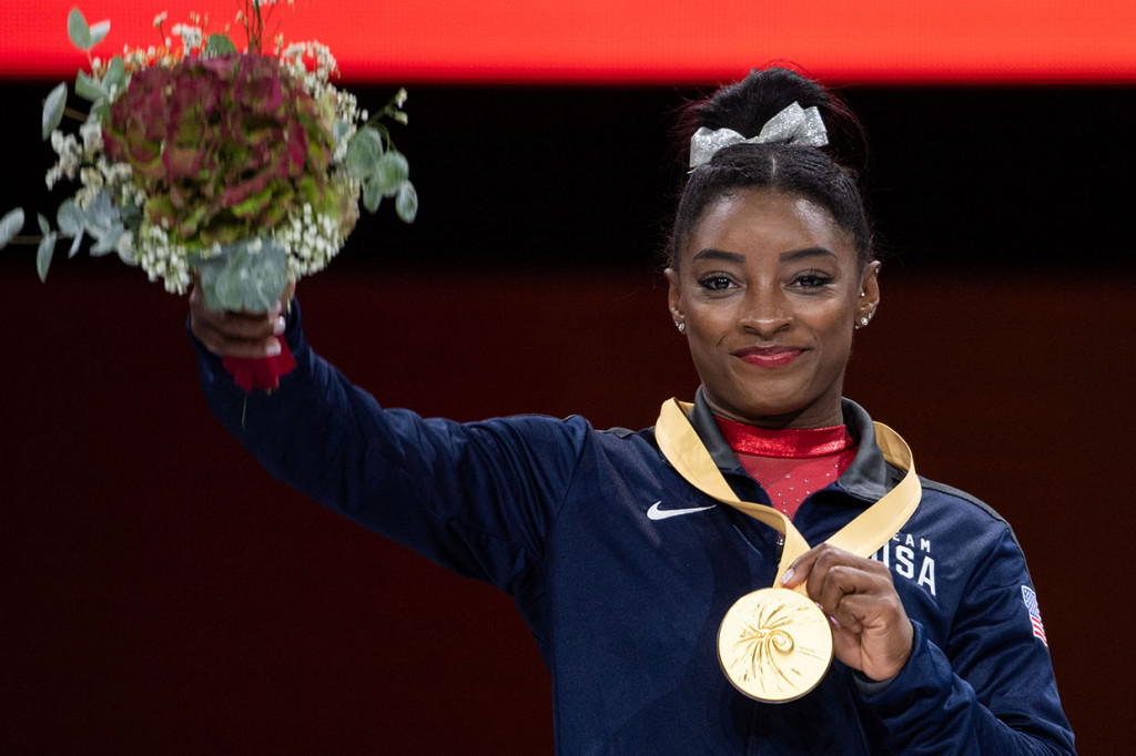 Pesenam AS Simon Biles melakukan selebrasi usai prosesi penyerahan medali emas untuk nomor meja lompat putri di Kejuaraan Dunia Senam Artistik FIG di Hanns-Martin-Schleyer-Halle, Stuttgart, Jerman, Sabtu, 12 Oktober 2019 waktu setempat.