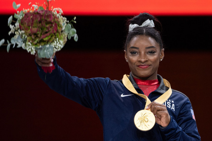 Pesenam AS Simon Biles melakukan selebrasi usai prosesi penyerahan medali emas untuk nomor meja lompat putri di Kejuaraan Dunia Senam Artistik FIG di Hanns-Martin-Schleyer-Halle, Stuttgart, Jerman, Sabtu, 12 Oktober 2019 waktu setempat.