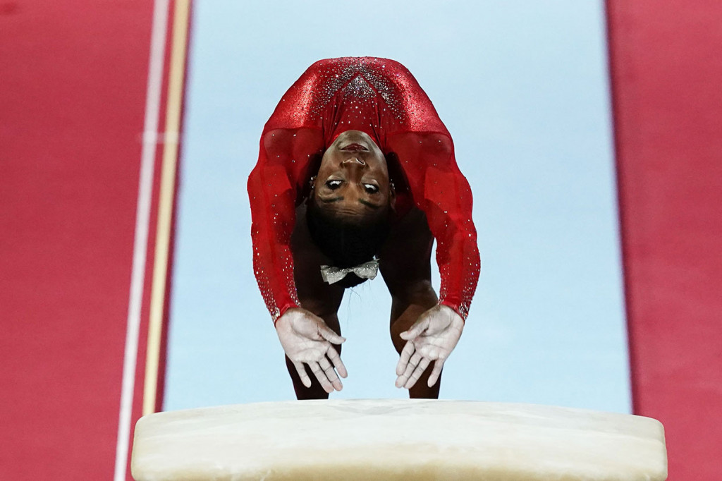 Biles sebelumnya merebut medali emas ketiganya dalam sepekan pada meja lompat putri dengan mengumpulkan 15,399 poin di atas rekan senegaranya Jade Carey, yang mendapatkan medali perak, sedangkan pesenam Inggris Ellie Downie merebut medali perunggu. 