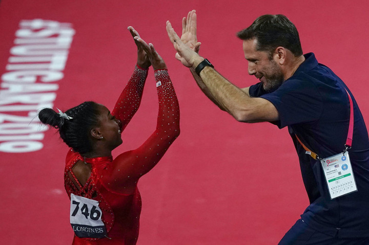 Juara Olimpiade empat kali itu juga memenangkan medali emas nomor semua alat putri dan beregu putri pekan ini untuk memperpanjang rekor pesenam paling banyak memperoleh medali emas di dunia. Biles mempertahankan gelar juara dunia meja lompat yang dia menangkan di Doha tahun lalu dengan unggul pada dua kesempatan dengan menuntaskan dua setengah puntiran pada upaya keduanya.    
