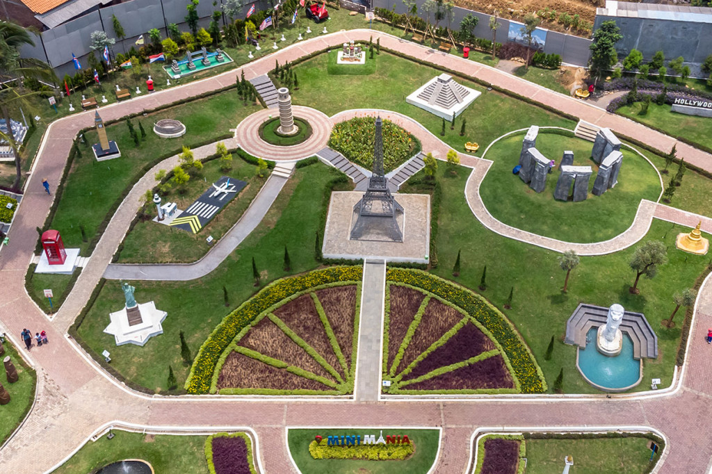 Wisatawan mengunjungi wahana taman miniatur dunia Mini Mania di Cimory, Bergas, Kabupaten Semarang, Jawa Tengah.