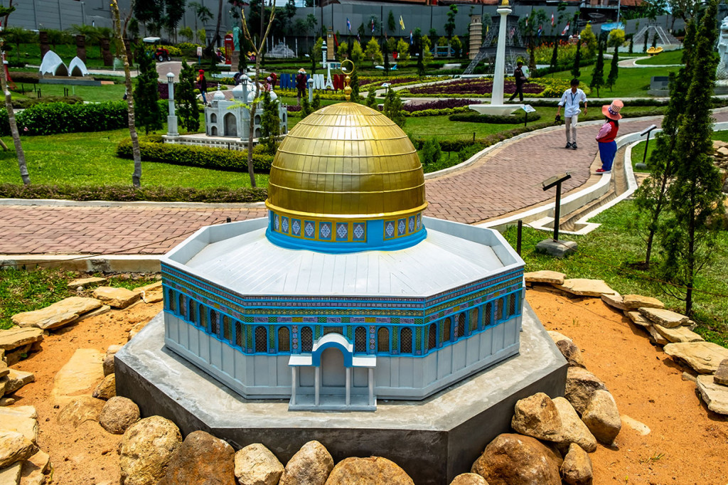 Taman wisata seluas sekitar 6.000 meter persegi tersebut menampilkan 35 miniatur (landmark) di dunia di antaranya Arc De Triomphe, Menara Eiffel, Menara Pissa, Masjid Al-Aqsa, Stonehenge, Taj Mahal, hingga patung Liberty.