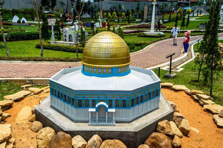 Taman wisata seluas sekitar 6.000 meter persegi tersebut menampilkan 35 miniatur (landmark) di dunia di antaranya Arc De Triomphe, Menara Eiffel, Menara Pissa, Masjid Al-Aqsa, Stonehenge, Taj Mahal, hingga patung Liberty.