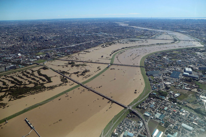 Pantauan udara menunjukkan Sungai Arakawa meluap dan mengkibatkan banjir di wilayah Prefektur Saitama, Jepang, Minggu, 13 Oktober 2019.