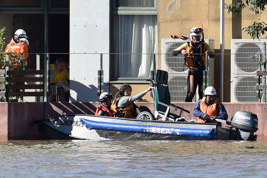 Petugas penyelamat mengevakuasi warga yang terjebak banjir di pusat perawatan lansia di Kawagoe, Prefektur Saitama.