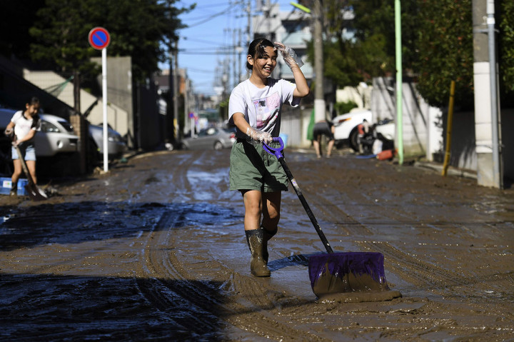 Sementara itu warga di Kawasaki mulai membersihkan lumpur di lingkungan mereka setelah banjir surut.