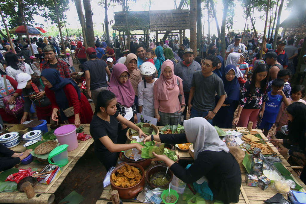 Puluhan pengunjung menyerbu makanan tradisional yang dijajakan di Pasar Witwitan, Banyuwangi, Jawa Timur, Minggu, 13 Oktober 2019.