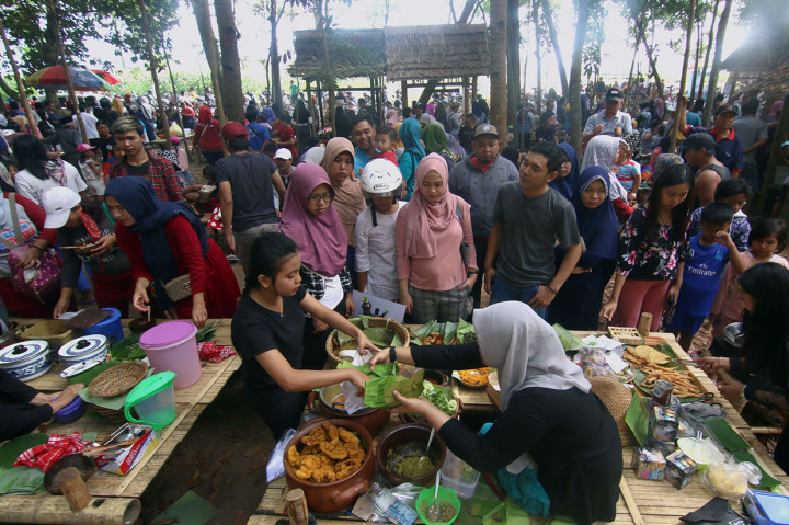 Puluhan pengunjung menyerbu makanan tradisional yang dijajakan di Pasar Witwitan, Banyuwangi, Jawa Timur, Minggu, 13 Oktober 2019.
