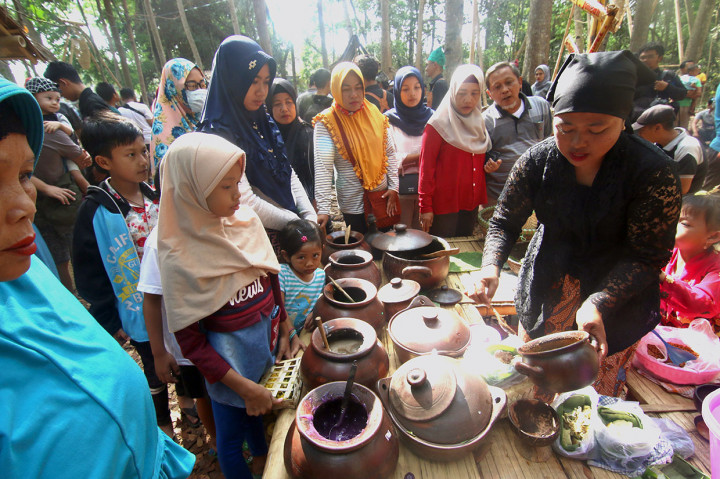Pasar tradisional yang hanya buka pada hari Minggu tersebut, merupakan destinasi wisata kuliner tradisional khas Banyuwangi yang ramai dikunjungi wisatawan.