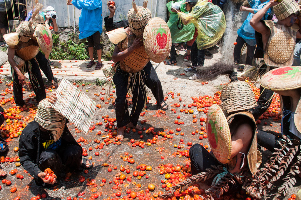 Tradisi tersebut merupakan ungkapan dalam membuang segala hal buruk dan ungkapan menjauhkan penderitaan masyarakat khususnya petani tomat atas hasil panen serta rendahnya harga pasar dengan ritual saling lempar menggunakan tomat busuk.
