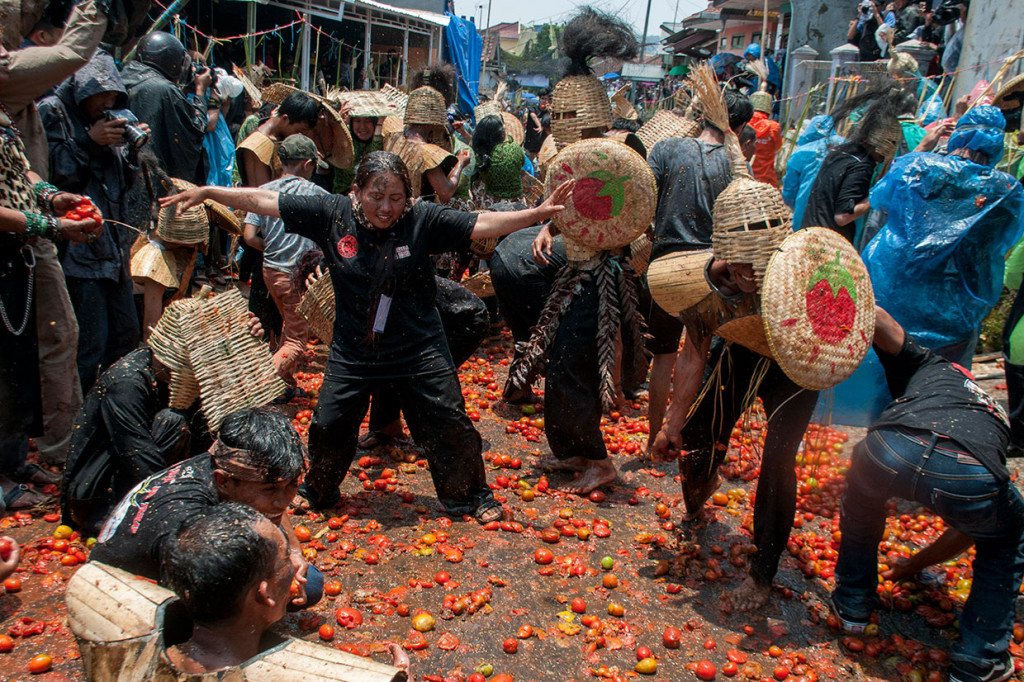 Awal digelarnya tradisi tersebut yaitu ketika petani Kampung Cikareumbi melimpah panen tomat pada 2011, kemudian lama dibiarkan hingga akhirnya busuk. Selanjutnya warga berpikir untuk memanfaatkan tomat busuk tersebut dengan cara menggelar perang tomat sebagai cara membuang segala hal yang sial serta menghilangkan sifat tidak baik.