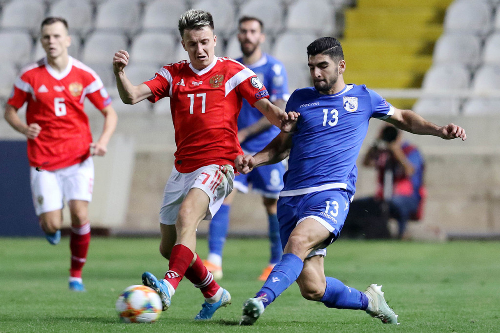 Berselang 10 menit, giliran Aleksandr Golovin menambah rentetan gol tim tamu. 