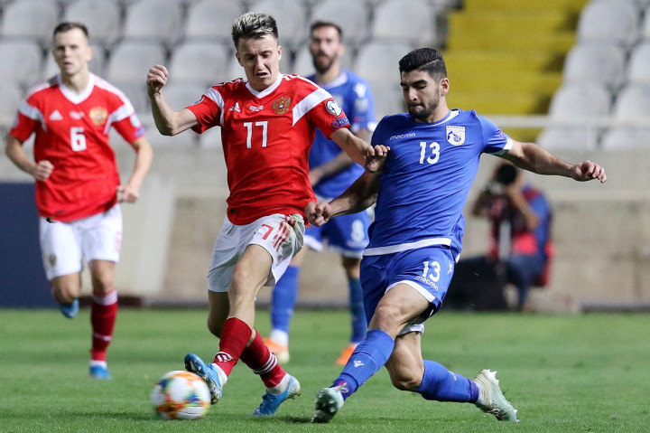 Berselang 10 menit, giliran Aleksandr Golovin menambah rentetan gol tim tamu. 