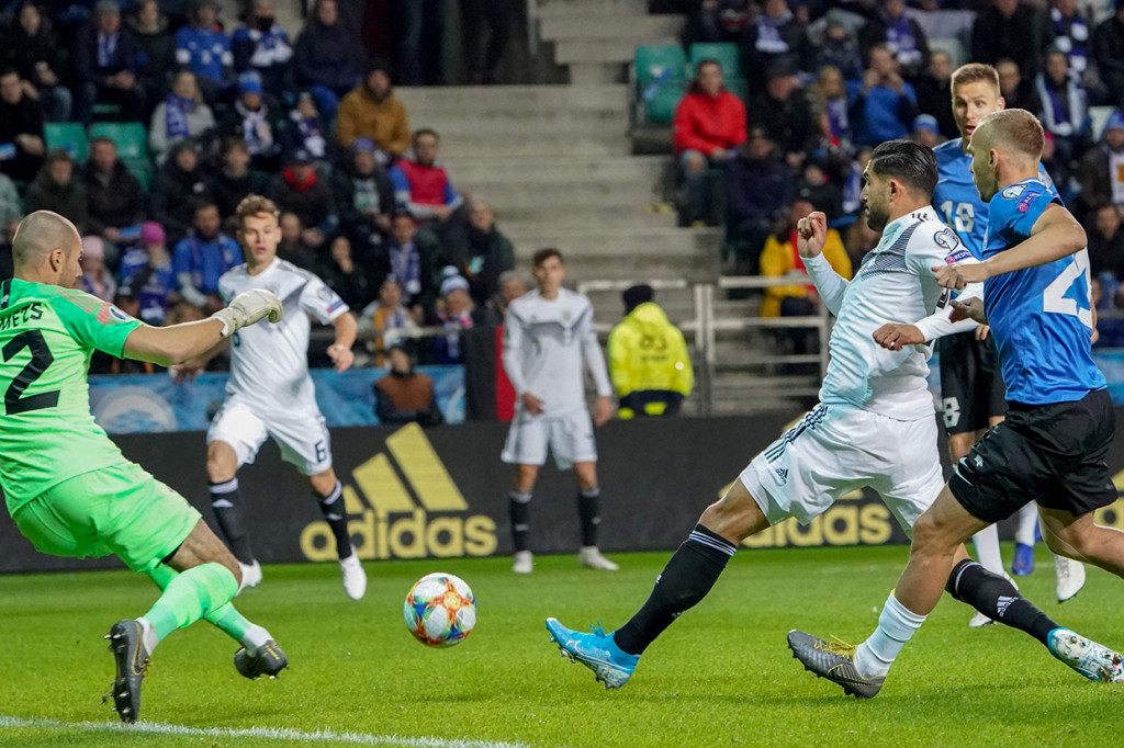 Jerman sudah harus kehilangan pemain pada menit ke-14. Emre Can dikartu merah oleh wasit karena melanggar Frank Liivak.