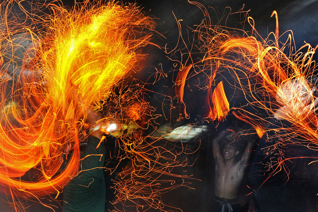 Tradisi tersebut dilakukan warga setempat setahun sekali sebagai rangkaian persembahyangan saat bulan purnama.
