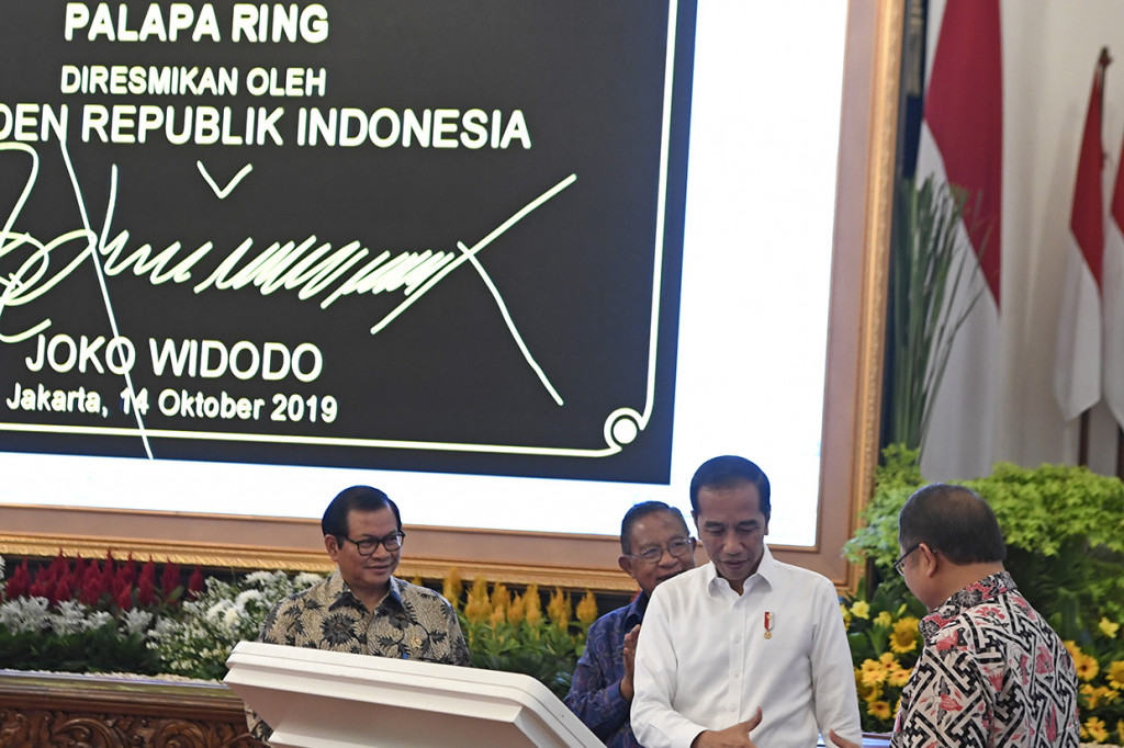 Palapa Ring tersebut akan menghubungkan 514 kabupaten dan kota melalui koneksi internet.   Palapa Ring terdiri dari tiga paket, yaitu Palapa Ring Paket Barat, Palapa Ring Paket Tengah, dan Palapa Ring Paket Timur.