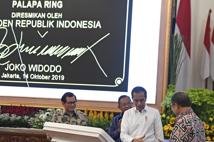 Palapa Ring tersebut akan menghubungkan 514 kabupaten dan kota melalui koneksi internet.   Palapa Ring terdiri dari tiga paket, yaitu Palapa Ring Paket Barat, Palapa Ring Paket Tengah, dan Palapa Ring Paket Timur.