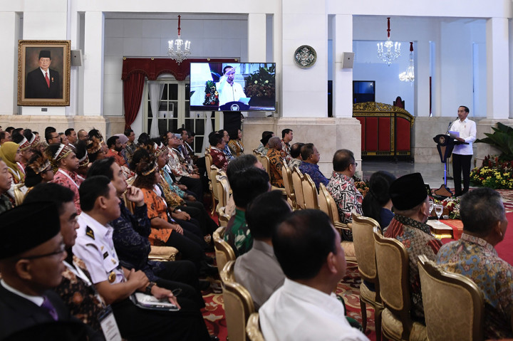 Presiden Joko Widodo (kanan) memberi sambutan saat meresmikan pengoperasian Palapa Ring di Istana Merdeka, Jakarta.