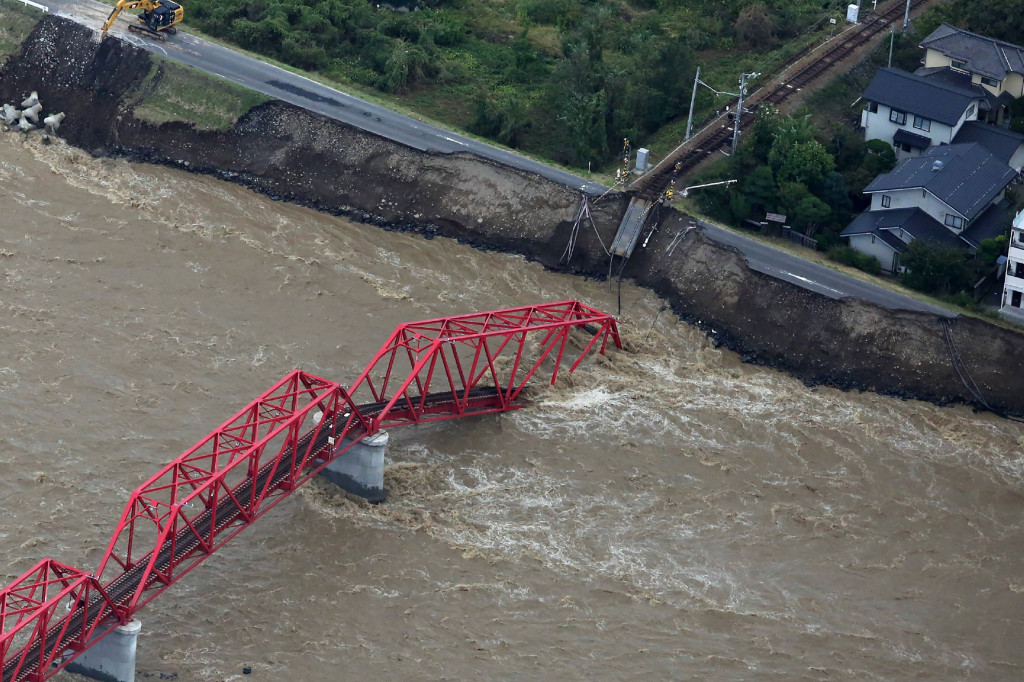 Topan Hagibis yang membawa angin kencang 216 kilometer per jam, tercatat sebagai salah satu topan paling dahsyat yang menerjang area Tokyo dalam beberapa dekade terakhir. AFP Photo/Jiji Press