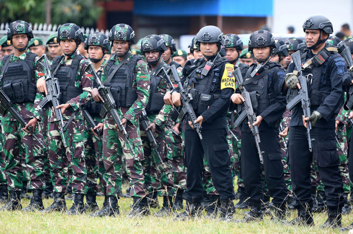 Prajurit TNI dan Polri mengikuti upacara apel gabungan di Kota Wamena, Kabupaten Jayawijaya, Papua.