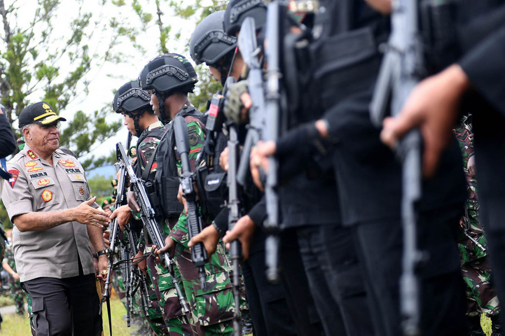 Kapolda Papua Irjen Pol Paulus Waterpauw (kiri) menyalami anggota TNI di sela-sela upacara apel gabungan di Kota Wamena, Kabupaten Jayawijaya, Papua.