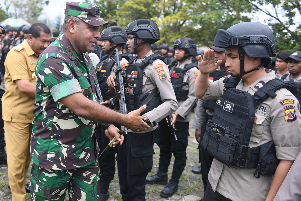 Pangdam XVII/Cendrawasih Mayjen TNI Herman Asaribab (kedua kiri) didampingi Bupati Jayawijaya John Richard Banua (kiri) menyalami anggota Brimob Polri di sela-sela upacara apel gabungan di Kota Wamena, Kabupaten Jayawijaya, Papua.