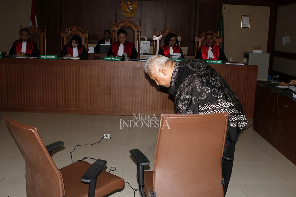 Managing Director PT Rohde and Schwarz Indonesia Erwin Syaaf Arief divonis 2 tahun 6 bulan penjara dan denda Rp 100 juta subsider 3 bulan kurungan oleh majelis hakim pada Pengadilan Tindak Pidana Korupsi, Jakarta.