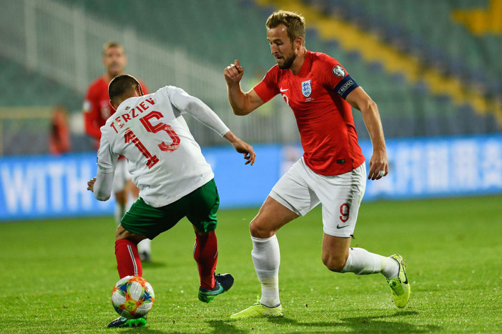 Berlaga di kandang lawan, Inggris mendominasi jalannya laga sejak wasit meniup peluit tanda pertandingan dimulai.