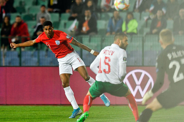 The Three Lions akhirnya berhasil membuka skor pada menit ke-7 lewat tendangan keras Marcus Rashford dari sisi kanan pertahanan Bulgaria.