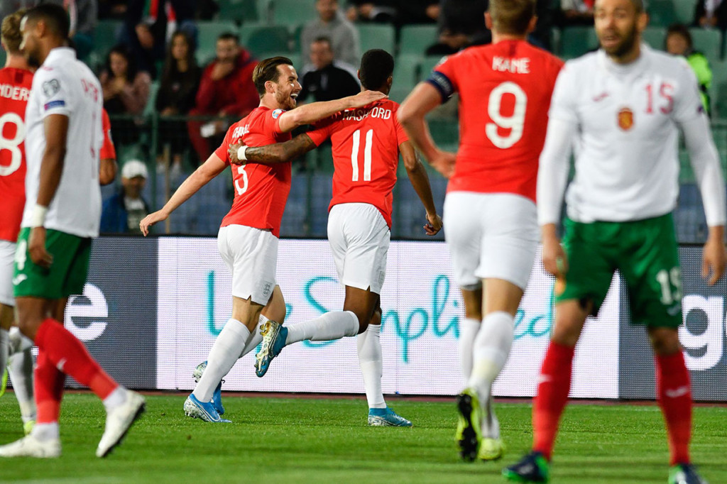 Rashford melakukan selebrasi bersama rekan-rekan setimnya.