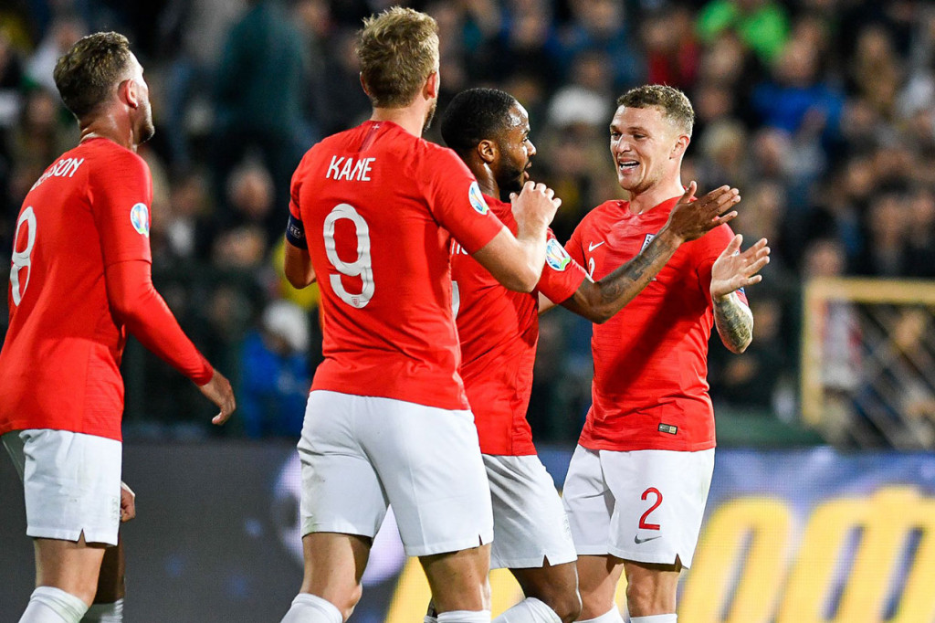 Di akhir babak pertama Inggris menambah keunggulan menjadi 4-0 lewat Raheem Sterling.