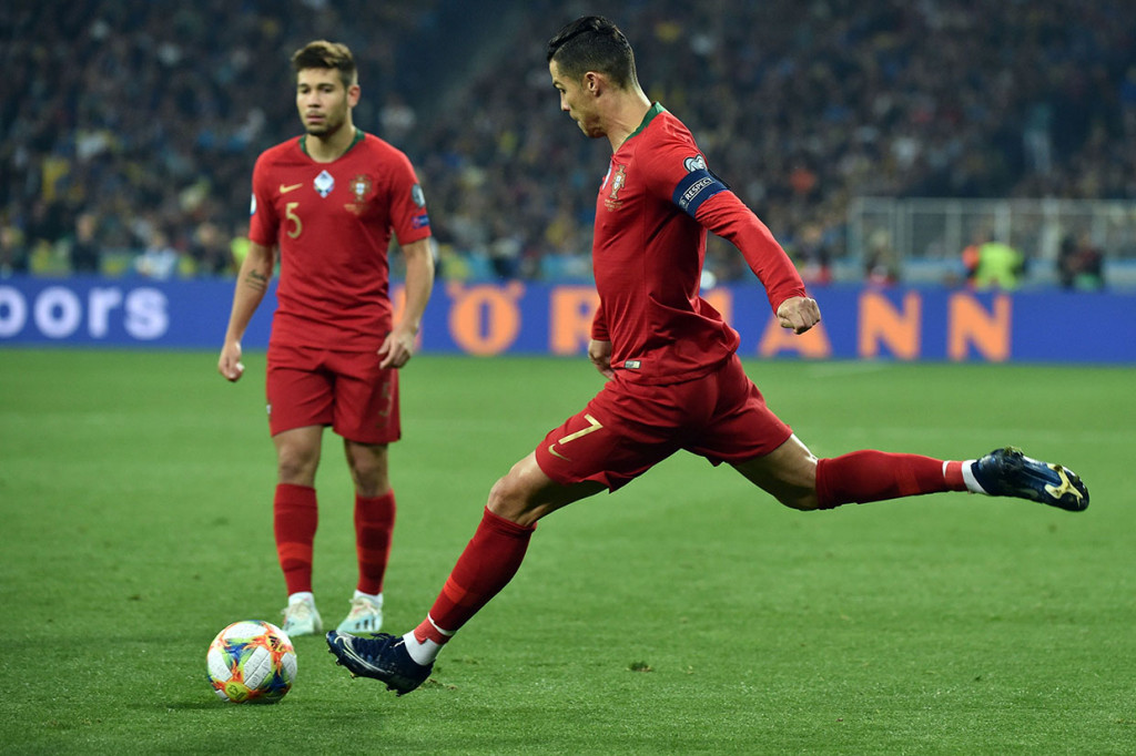 Bintang Portugal Cristiano Ronaldo mencetak gol yang ke-700 sepanjang karir profesionalnya lewat eksekusi penalti pada menit ke-72 saat laga Kualifikasi Piala Eropa 2020 melawan Ukraina di Stadion NSK Olimpiysky, Kiev, Selasa, 15 Oktober 2019.