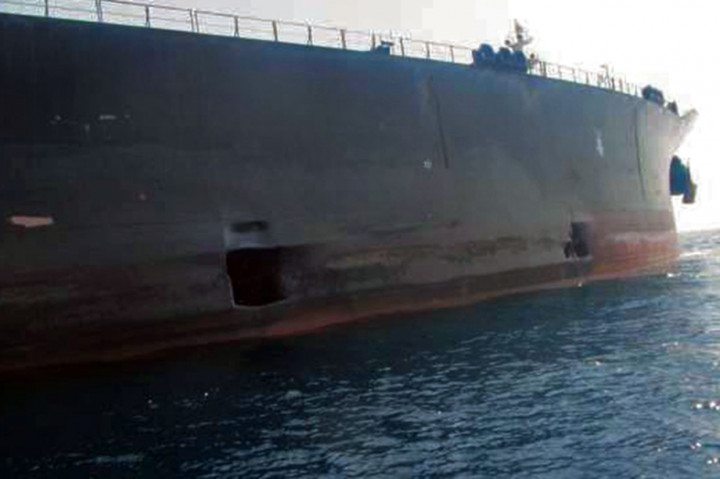 Foto yang dirilis National Iranian Oil Tanker Company (NITC) memperlihatkan kerusakan di lambung kapal tanker Sabiti yang diserang saat melintas Laut Merah, pekan lalu. 