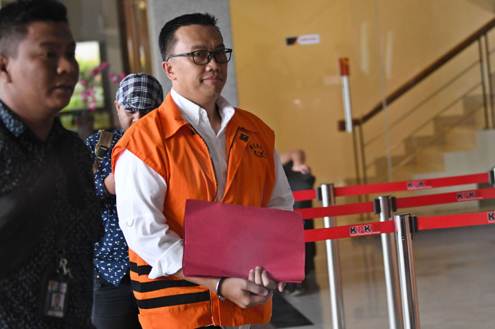 Mantan Menteri Pemuda dan Olahraga (Menpora) Imam Nahrawi mengenakan rompi oranye dan tangan diborgol bersiap menjalani pemeriksaan di Komisi Pemberantasan Korupsi (KPK), Jakarta, Selasa, 15 Oktober 2019. Antara Foto/Aditya Pradana Putra