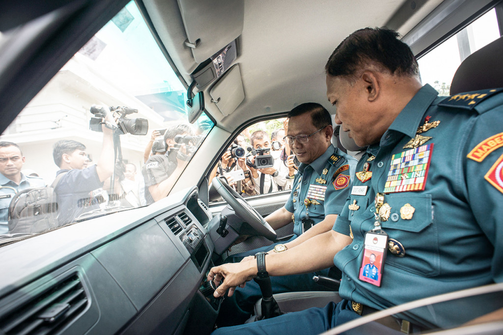 Sekjen Kementerian Pertahanan (kemhan) Laksamana Madya TNI Agus Setiadji (kiri) didampingi Irjen Kemhan Laksamana Madya TNI Didit Herdiawan (kanan) memeriksa interior mobil Esemka tipe Bima 1.3 di Lapangan Apel Bhinneka Tunggal Ika, Kementerian Pertahanan, Jakarta.