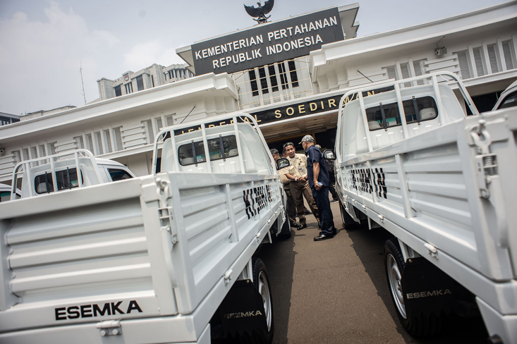 Kemhan telah melakukan pembelian 10 unit mobil Esemka yang akan digunakan sebagai alat transportasi untuk menunjang tugas dan mobilitas satuan kerja Kementerian Pertahanan.