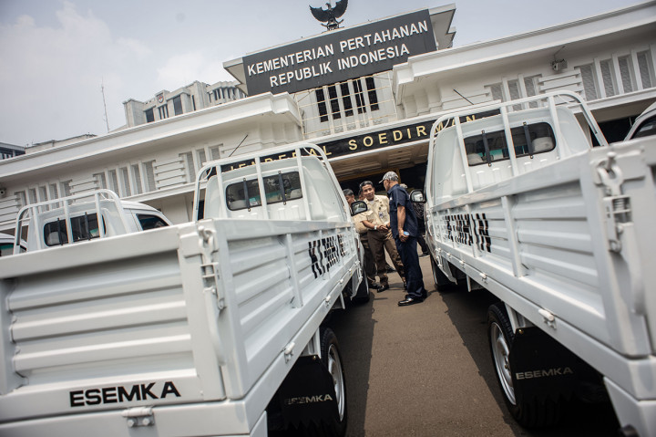 Kemhan telah melakukan pembelian 10 unit mobil Esemka yang akan digunakan sebagai alat transportasi untuk menunjang tugas dan mobilitas satuan kerja Kementerian Pertahanan.