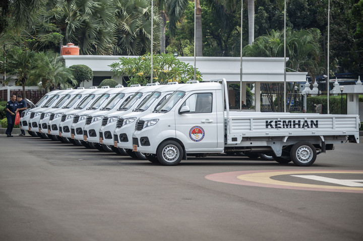 Pegawai Kementerian Pertahanan (Kemhan) mengamati mobil Esemka tipe Bima 1.3 di Lapangan Apel Bhinneka Tunggal Ika, Kementerian Pertahanan, Jakarta.