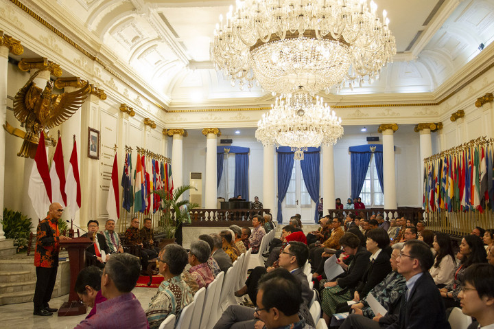 Direktur Jenderal Asia Pasifik dan Afrika Desra Percaya (kiri) menyampaikan keynote speech pada pembukaan Konferensi Internasional Development of International Law in Asia (DILA) di gedung Pancasila, Kementerian Luar Negeri, Jakarta.