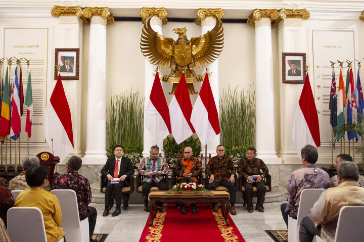 (Dari kiri) Chairman The Development of International Law in Asia-Korea (DILA-KOREA) Seokwoo Lee, Direktur Jenderal Hukum dan Perjanjian Internasional Damos Dumoli Agusman, Direktur Jenderal Asia Pasifik dan Afrika Desra Percaya, Chairman The Foundation for the Development of International Law in Asia (DILA) Hikmahanto Juwana dan Dekan Fakultas Hukum Universitas Indonesia Edmon Makarim mengikuti pembukaan Konferensi Internasional Development of International Law in Asia (DILA) di gedung Pancasila, Kementerian Luar Negeri, Jakarta.